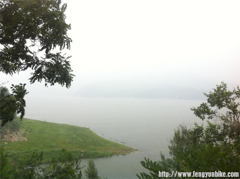 朦胧中的燕山天池还是很美