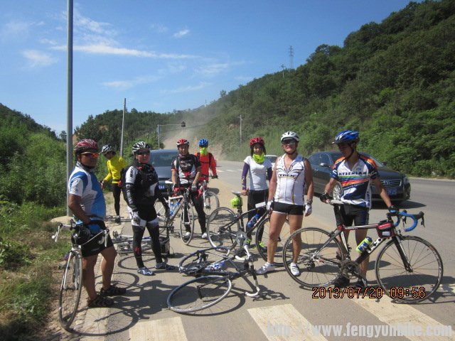 密云修路段、后边尘土飞扬