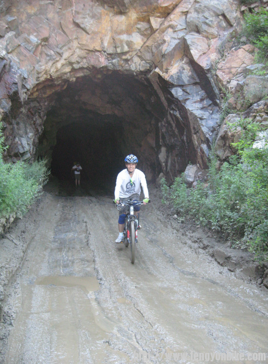 第一次骑行山洞，路很烂，但心里很爽