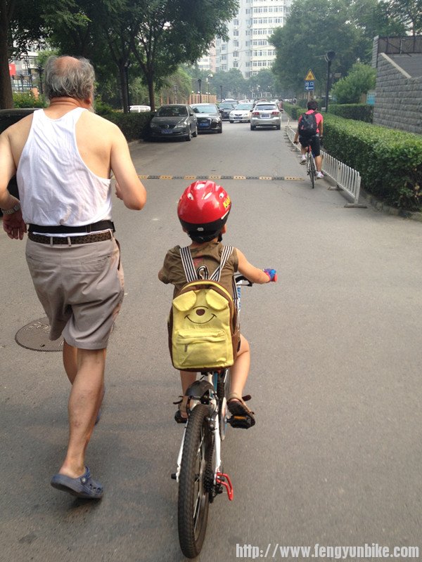 外公一路跑步跟随，辛苦了