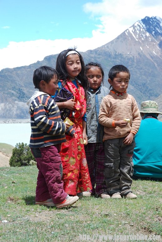 米古冰川村庄里的孩子