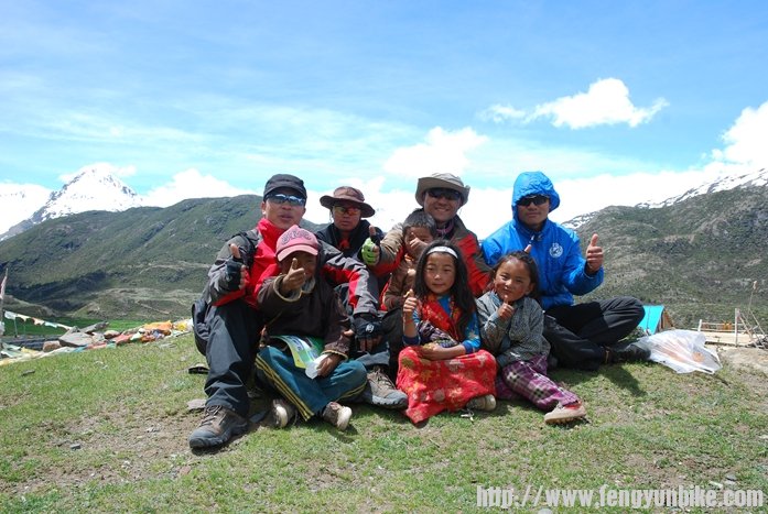 米古冰川村庄里的孩子