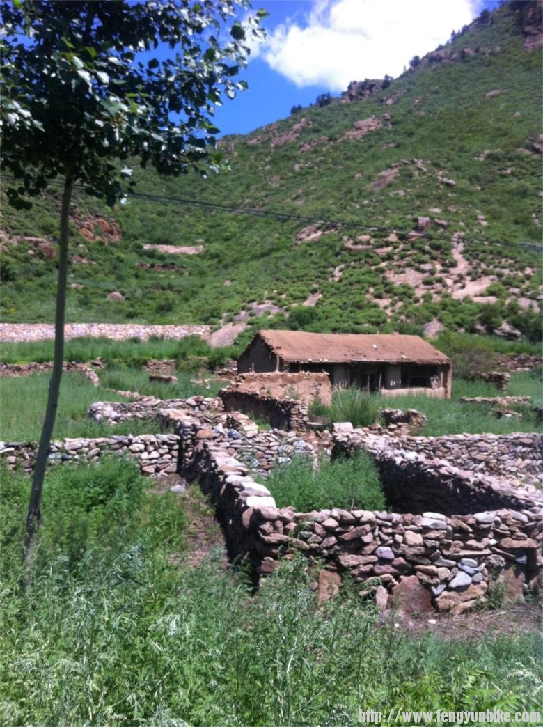 路边的小房子，石头砌的墙，一块一块堆得好整齐，趁着远山、蓝天，显得那么协调 ... ...