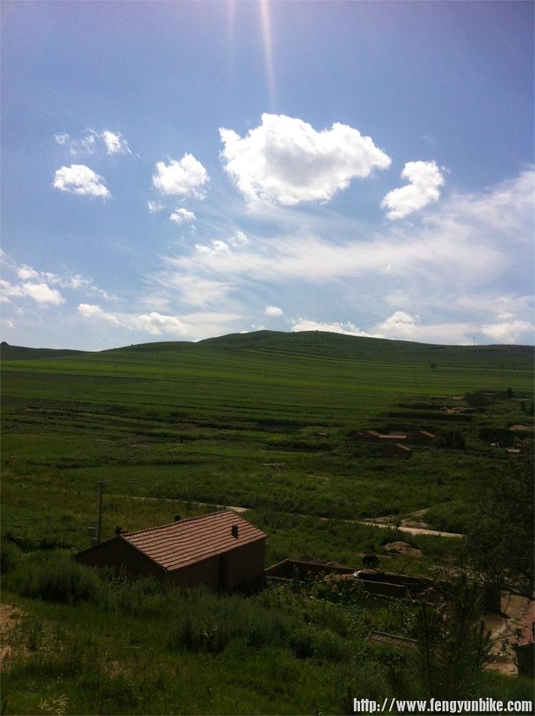 草原、蓝天、小房子