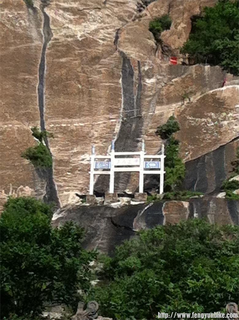 山门修在半山腰，禅院修在峭壁上，太壮观了