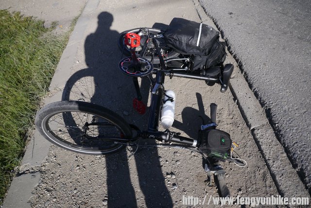 摔个跟头爬起来拍张照片留念