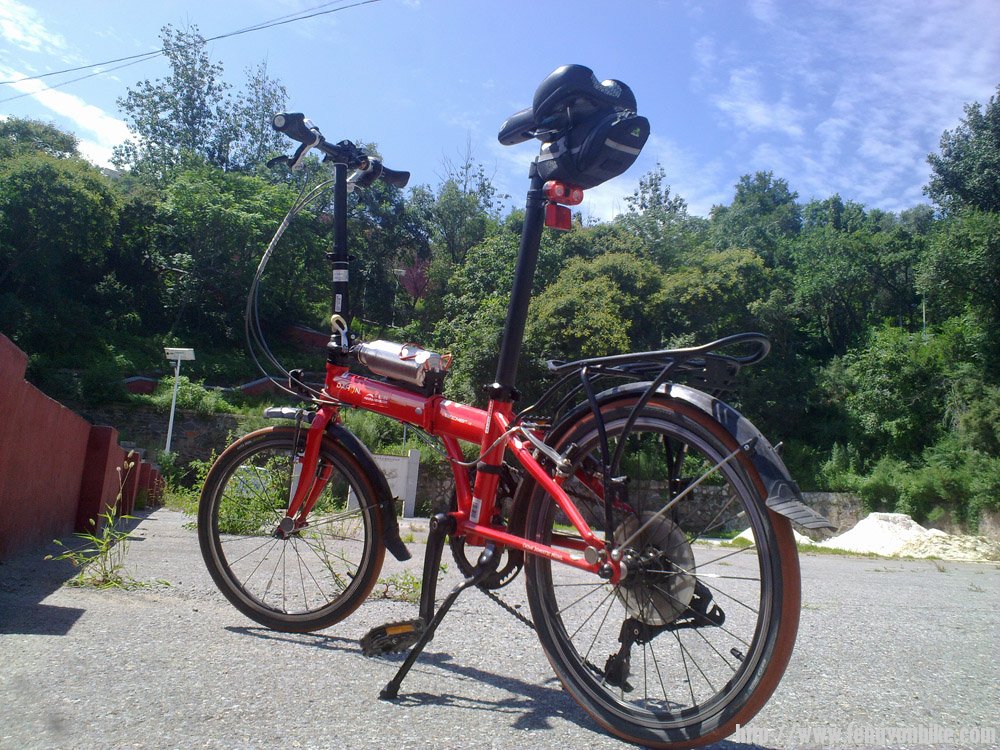 我的小车在戒台寺外