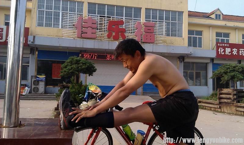 山寨家乐福门前拉伸