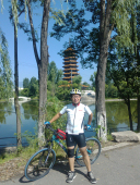 杠杠 在妫水河边一古塔合影