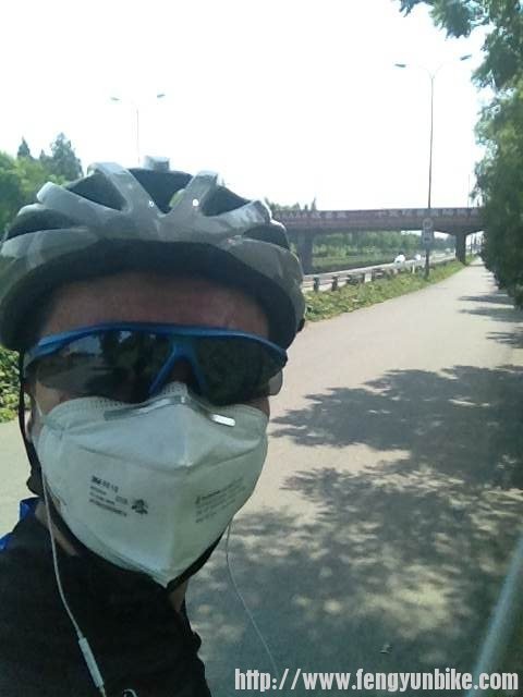 来张臭美照，本来没有口罩，回来路上觉得灰尘大就戴上了。