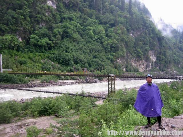 我身后就是通麦大桥过去就是14公里悬挂公路