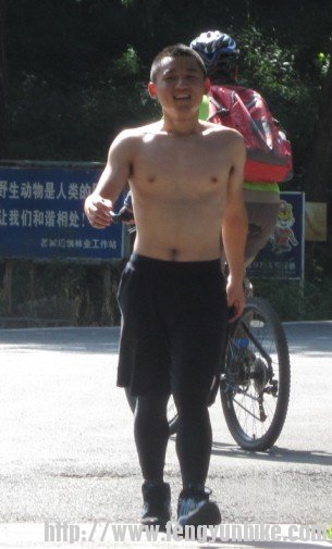 人家都弄美女震楼，我找不着合适的，就弄个帅哥震一震得了！