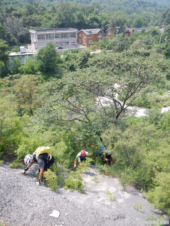 不是前进，是爬行