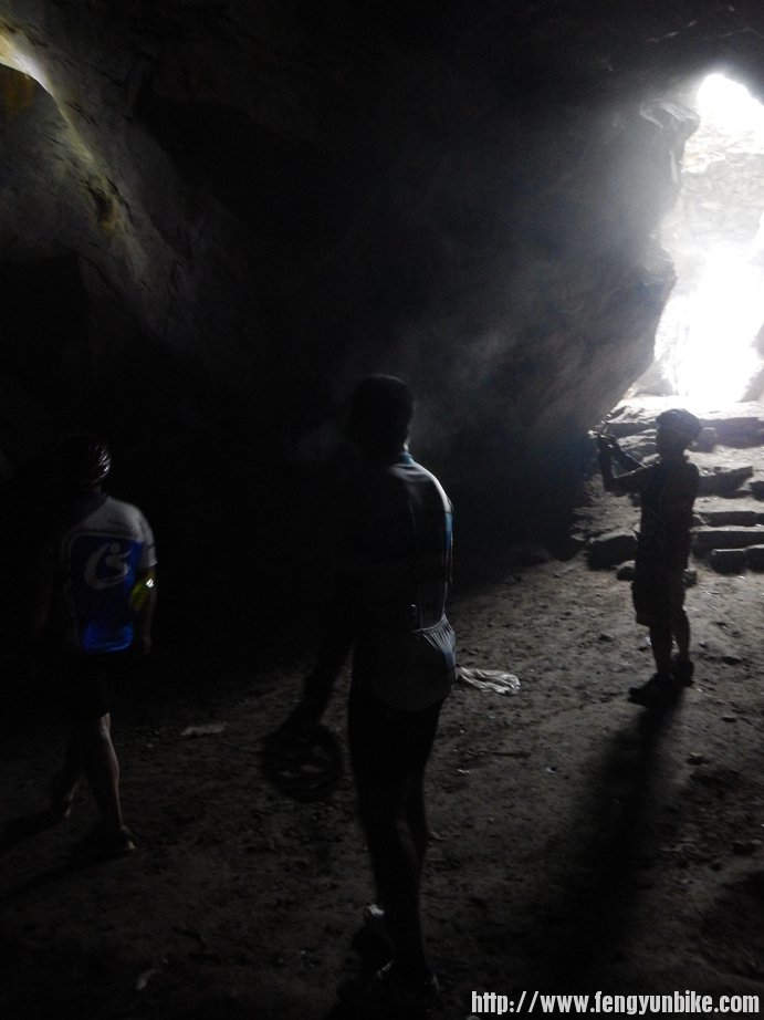 凉爽的溶洞，每个人身上都冒着仙气