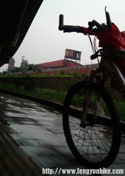 马上就要放坡啦，车前胎扎了，