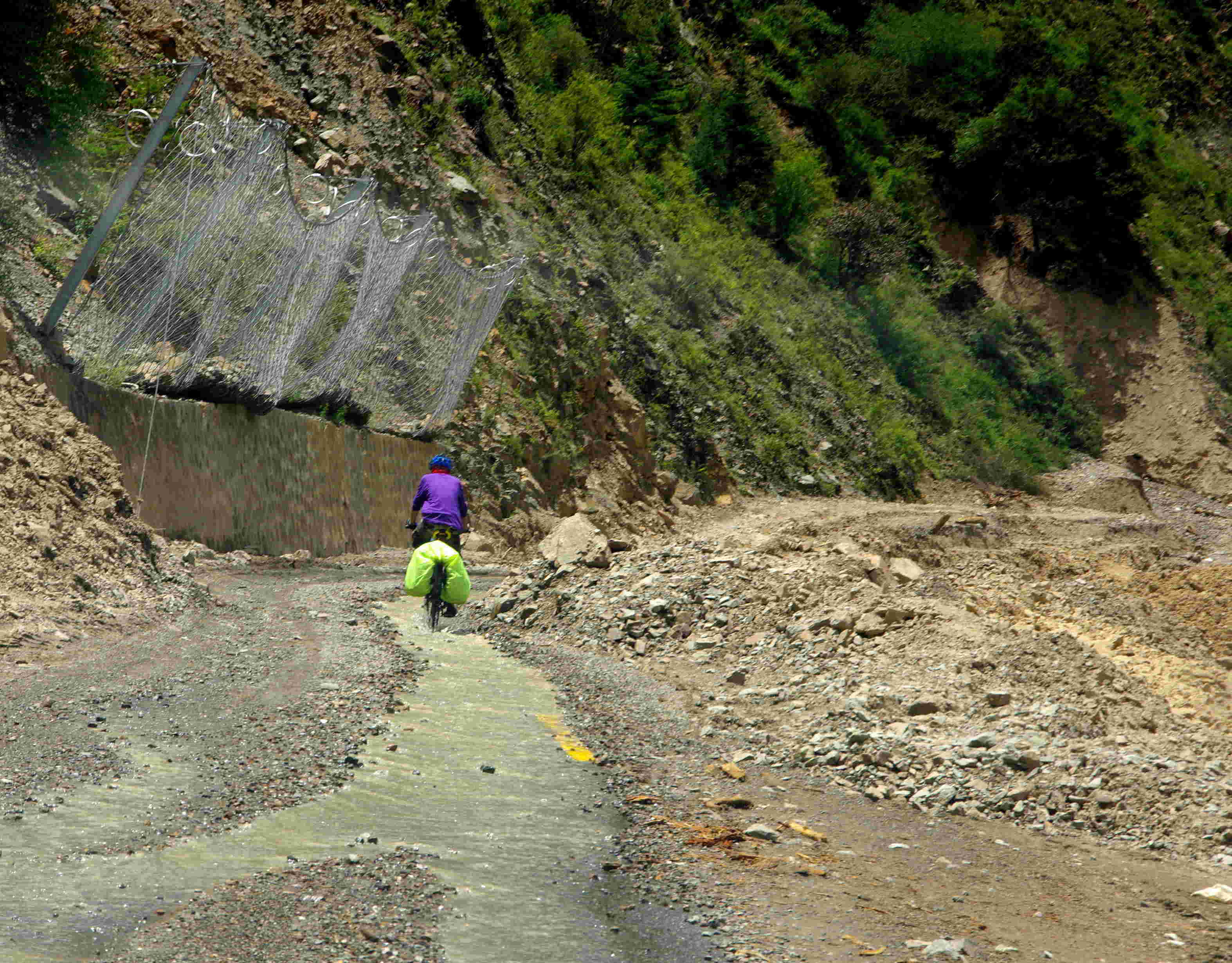 过金沙江后峡谷中塌方路段