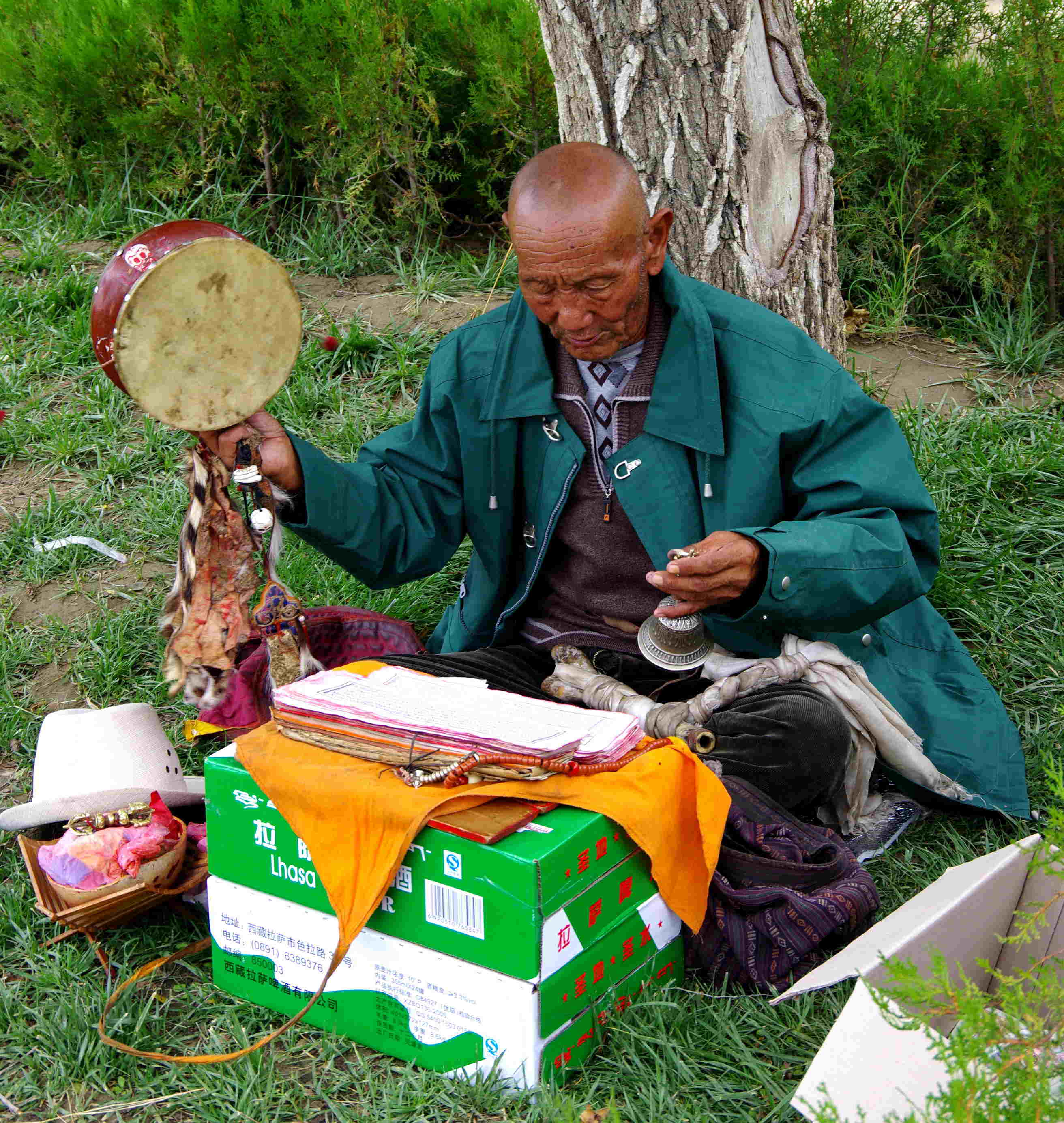 雪顿节在诵经的老者