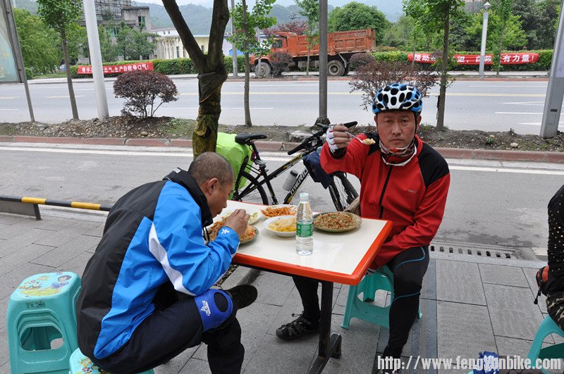 船长和小海吃的很香