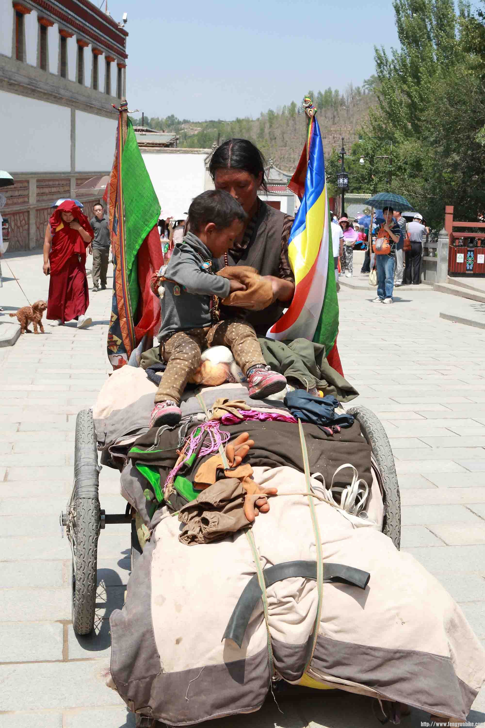 磕长头的一家人