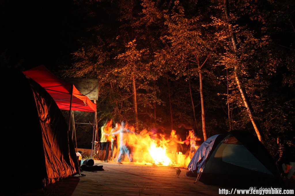 大家围着篝火跳舞