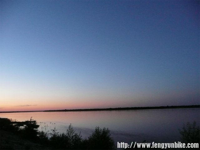 红色边疆农场黑龙江边的晚霞。