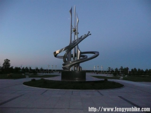 这儿距江边不到200米，现在已经在洪水中。