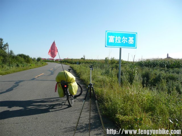 紧挨着江边的小村。