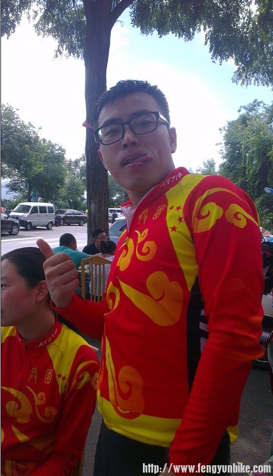 伟处长永远吐着小舌头吹口哨