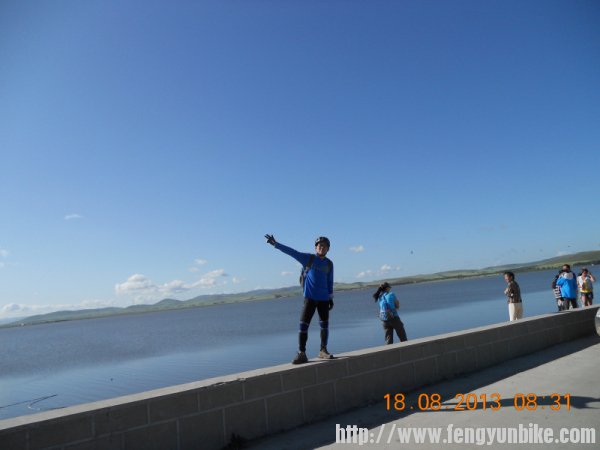 站在闪电湖堤坝上