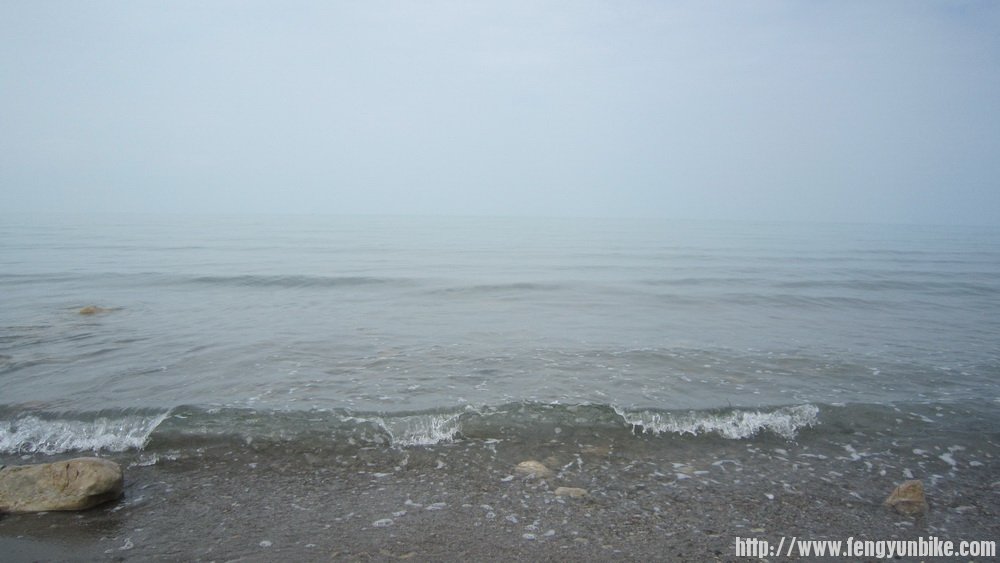 湖边，水已经有点凉