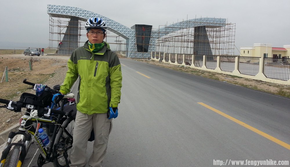 早起还是有点凉的。后面是在修的鸟岛大门