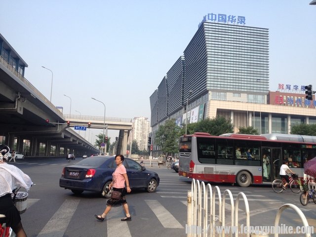 阜石路口，一位威武的大妈走过我的镜头前