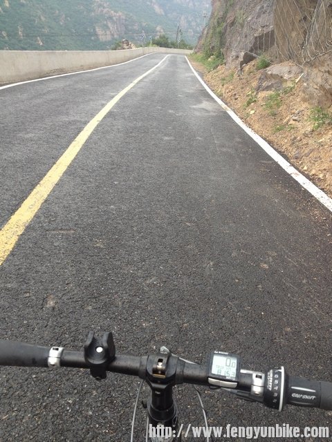 放坡的时候雨还下大了，轮子下边像是抹油了~~~~