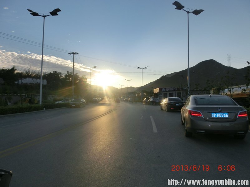 潭柘寺大街的清晨