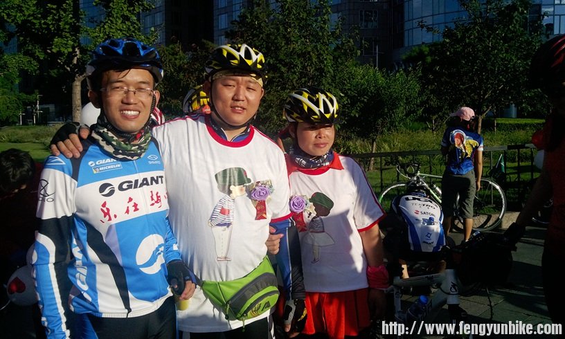 先发一张和新人的合影