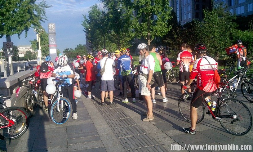 大家忙碌的背影