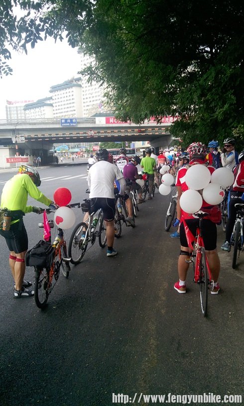 队伍，我一直在背后背四个气球的大哥前后