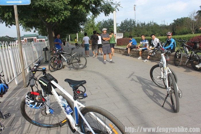 早上8点，在首钢门前集合。