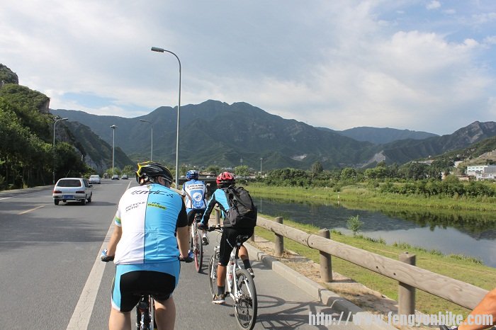 前往妙峰山，蓝天绿水，路上的景色也很美~