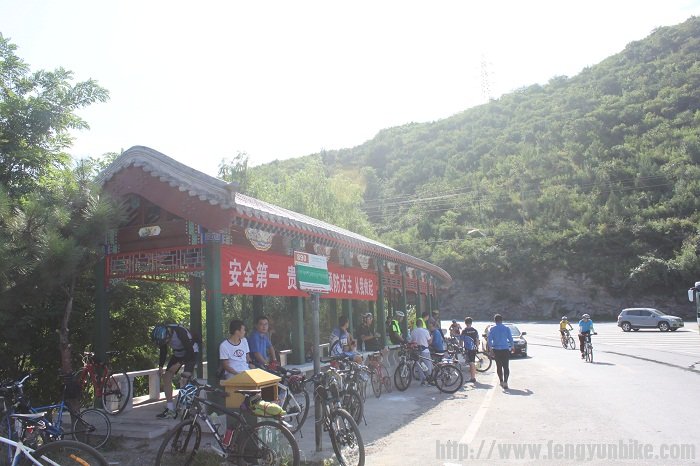 妙峰山脚下，许多车友都在集合，果然是骑行圣地啊