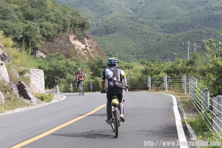 一位廊坊的大叔，凌晨4点半出发，骑了100多公里来爬妙峰山，让我帮他拍个背影。 ...