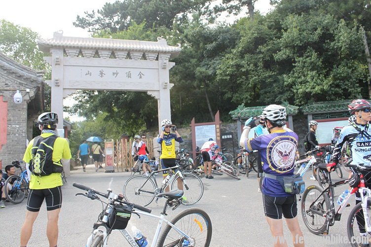 好多人都在拍照留念~