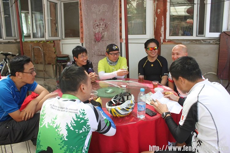 大家一起坐下来吃饭~爬了一早上，饿死了，全是狼啊~