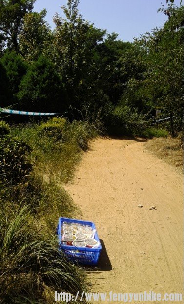 暴晒，还得溜边走