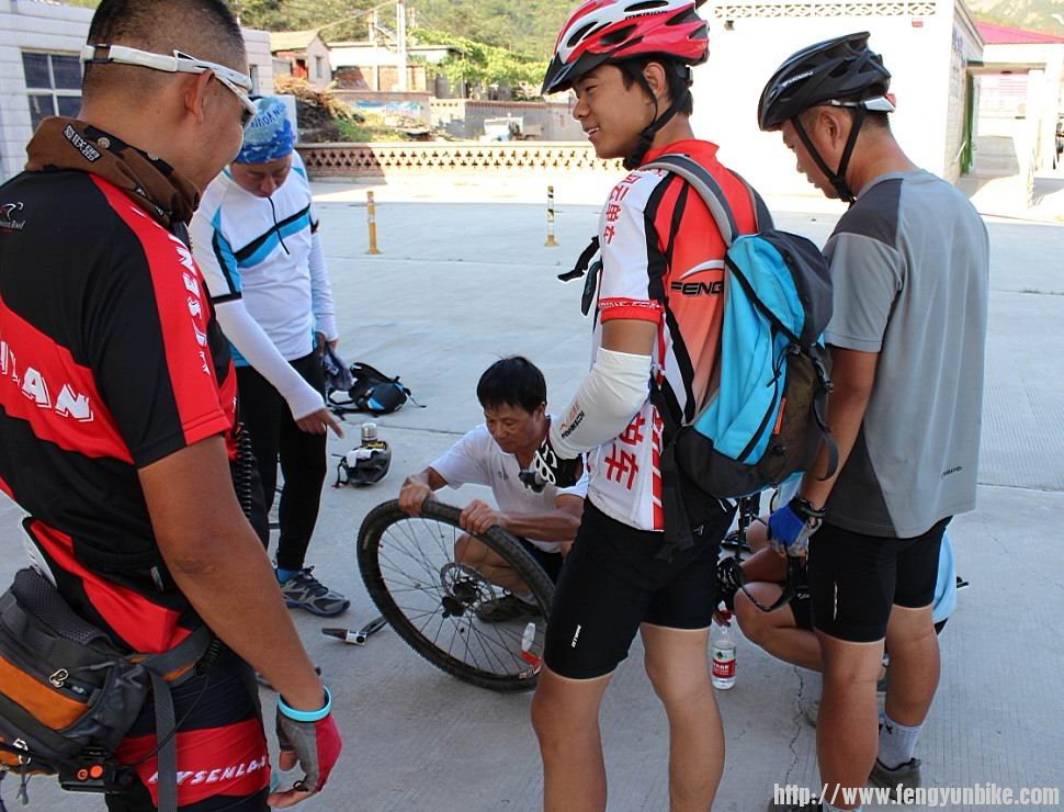 热心的老哥，在帮助车友补带