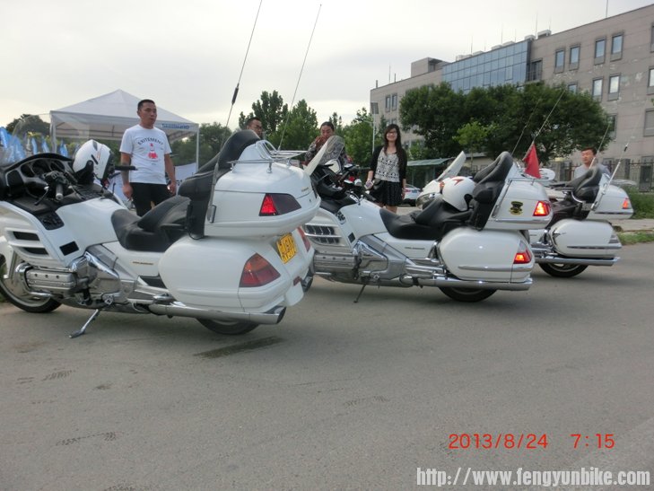 给自行车开道的摩托车