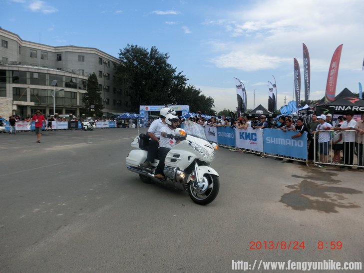 如机枪扫射一般，