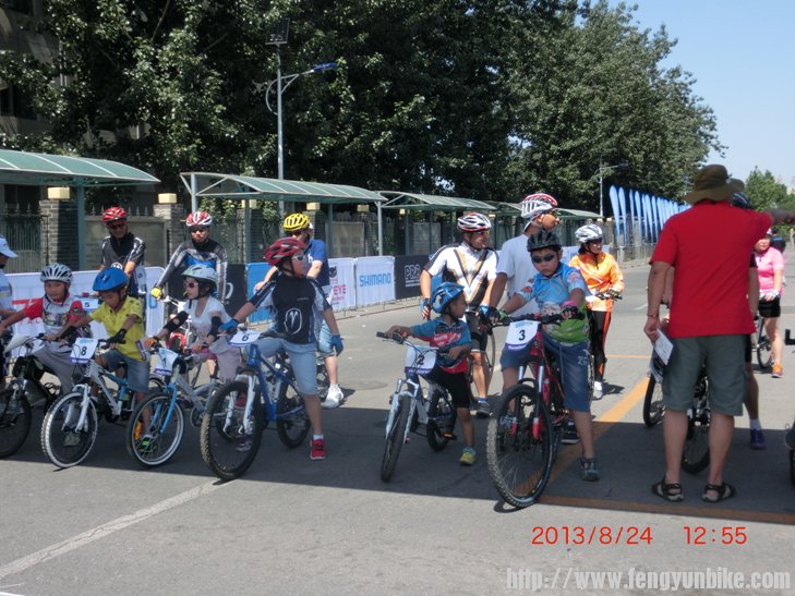 小车手比赛起来，像模像样的