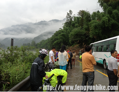 遇到塌方膝盖摔伤