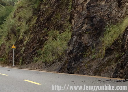 落石把标志牌砸的顶部弯曲